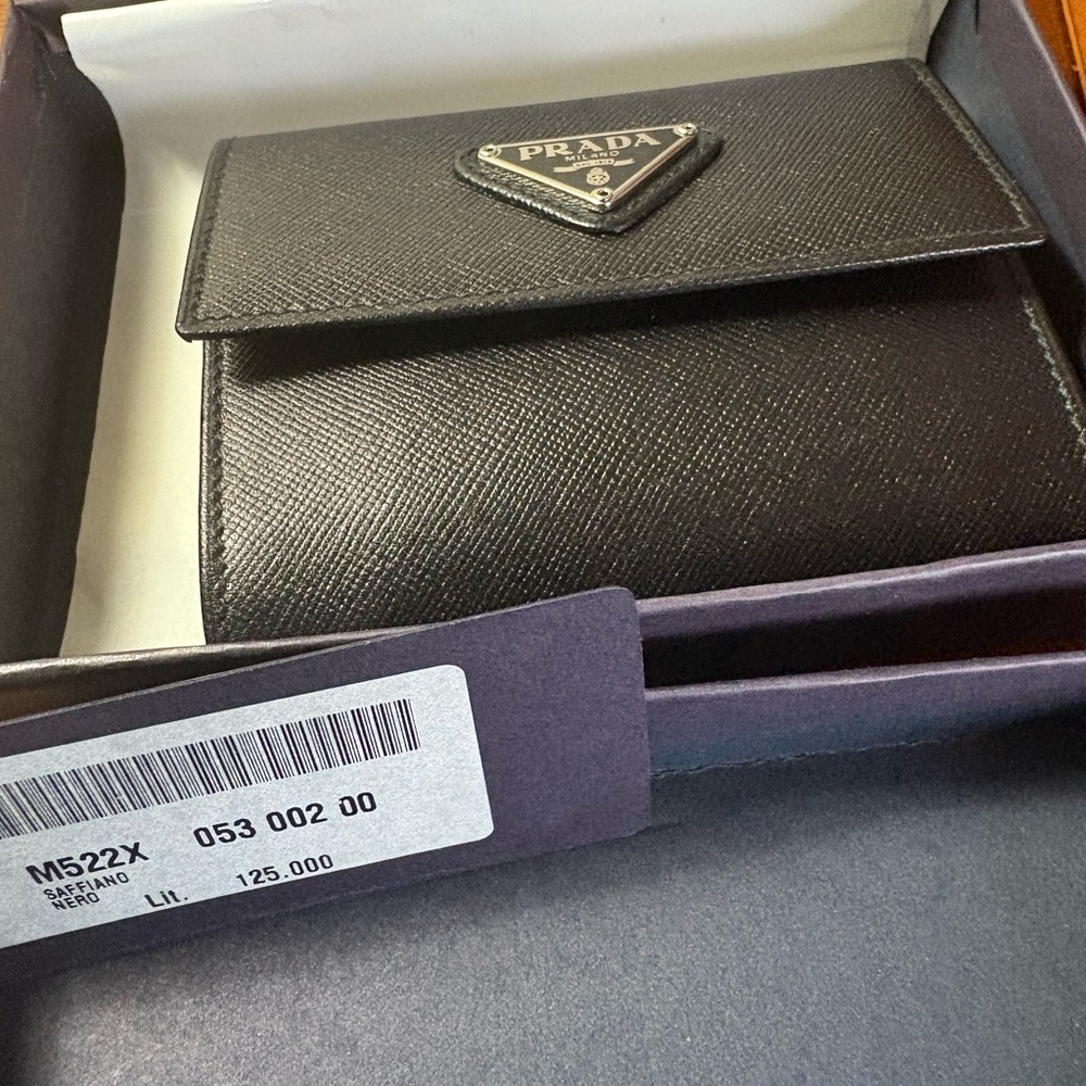 NWT vintage PRADA Black Saffiano Leather Small Wallet. Rare Find. 4.25×3.5. - Picture 4 of 11